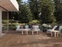 Maison dans la nature avec une terrasse en composite CDECK WUUDE de couleur American Walnut