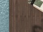 Détail de la piscine avec une terrasse en composite CDECK WUUDE de couleur Dark Walnut