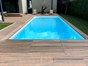 Deck Compósito CDECK WUUDE em volta de piscina na cor Soft Oak