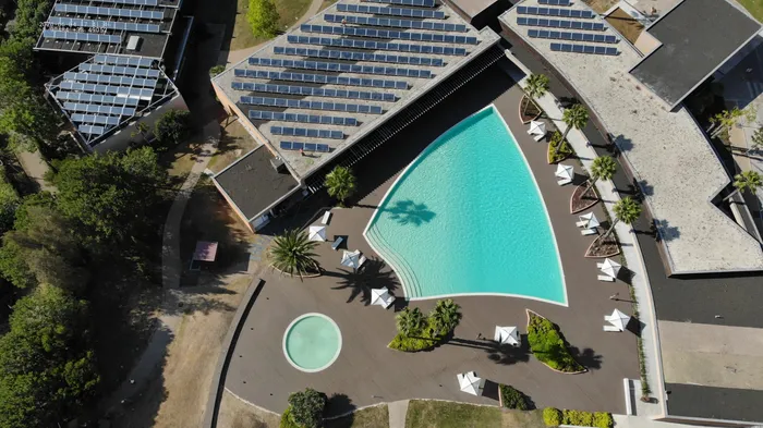Vue aérienne de la terrasse CDECK Original® Chocolat entourant la piscine de l'hôtel à Tróia.