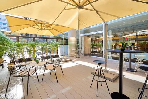 Terrasse composite CDECK — Hôtellerie & restauration, coloris Natural Beech
