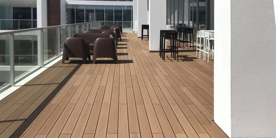 Tarima composite CDECK Original® en la terraza de un bar