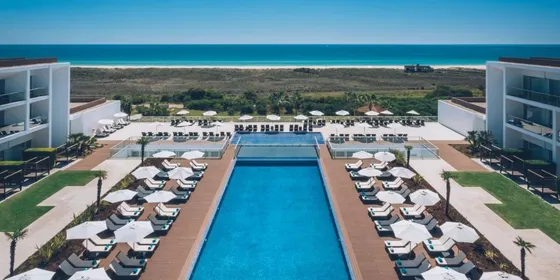Tarima composite CDECK Original® en un hotel