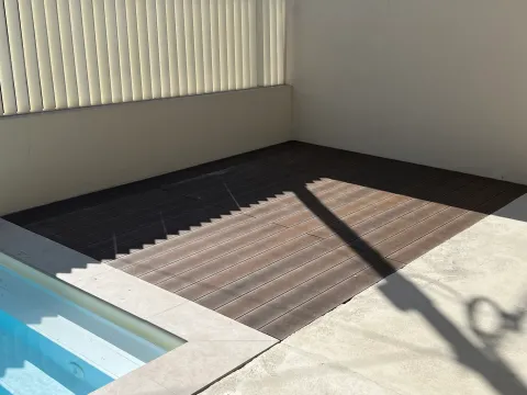 Terrasse composite CDECK — Tour de piscine, coloris Dark Walnut