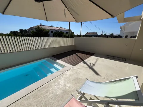 Terrasse composite CDECK — Tour de piscine, coloris Dark Walnut