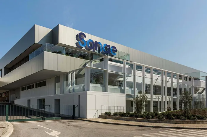 Façade du bâtiment corporatif de Sonae à Maia, avec balcons vitrés et le logo Sonae au sommet.