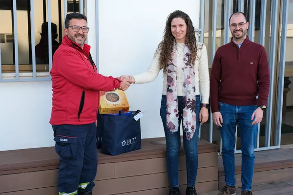 Colaboradores da IHT entregam o cabaz de Natal a um bombeiro voluntário de Soure
