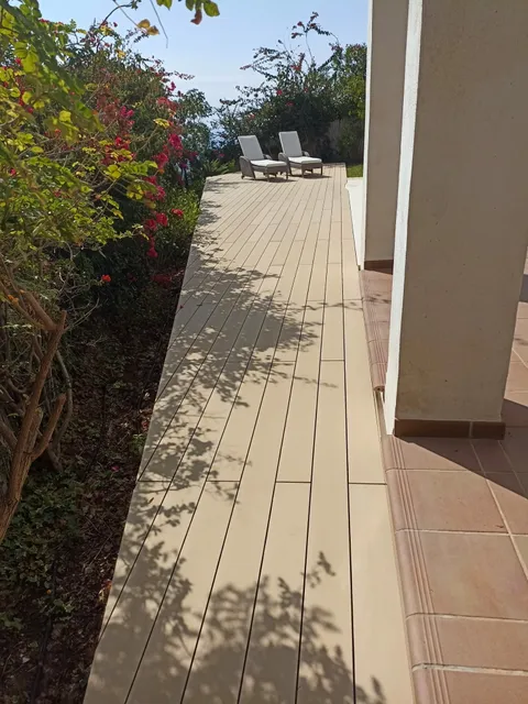 Terrasse composite CDECK — Tour de piscine, coloris Beige Hêtre