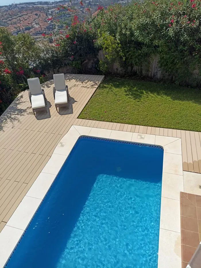 Terrasse et piscine surplombant les collines de Mijas Costa jusqu'au littoral.