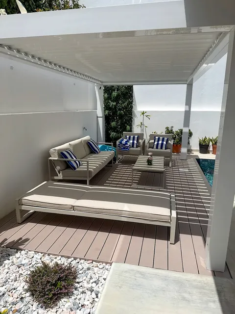 Tarima composite CDECK — Borde de piscina, color Beige Rosa