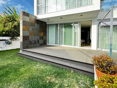 Terrasse CDECK Original® Chocolat avec escalier vers le jardin, façade contemporaine à Aveiro.