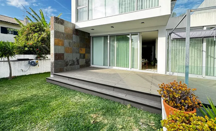 Terrasse CDECK Original® Chocolat avec escalier vers le jardin, façade contemporaine à Aveiro.