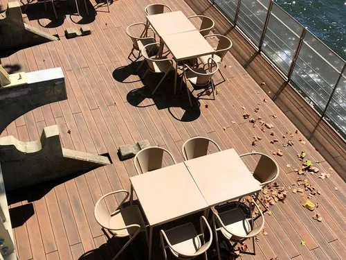 Terraza de restaurante con tarima composite CDECK®, tono American Walnut