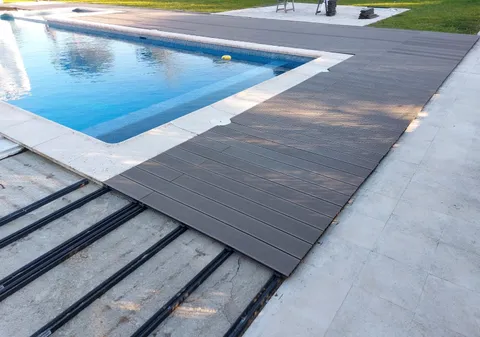 Terrasse composite CDECK — Tour de piscine, coloris Chocolat