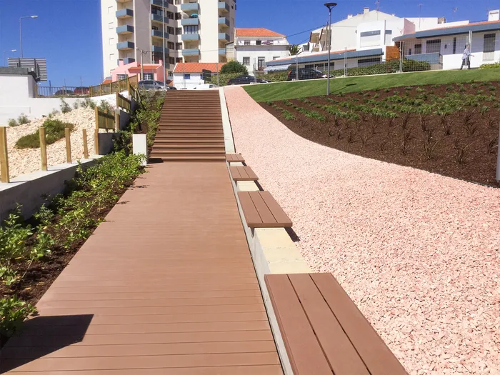 Escalier et bancs en lames composite CDECK Original® Redwood, au-dessus d'un jardin public à Ericeira.