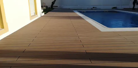 Terrasse composite CDECK — Tour de piscine, coloris Bois Rouge