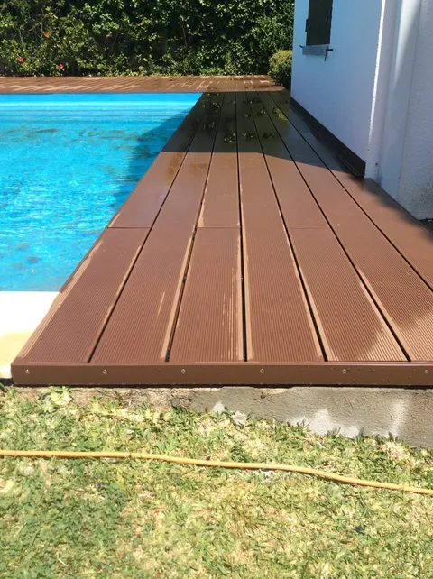 Terrasse composite CDECK — Tour de piscine, coloris Bois Rouge