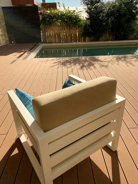 Terrasse composite CDECK — Tour de piscine, coloris Bois Rouge