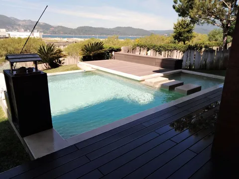Terrasse composite CDECK — Tour de piscine, coloris Bois Rouge