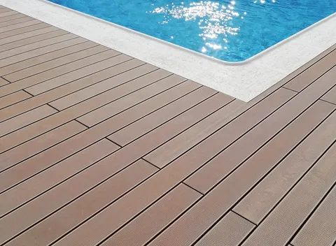 Terrasse composite CDECK — Tour de piscine, coloris Bois Rouge