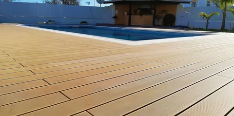 Terrasse composite CDECK — Tour de piscine, coloris Bois Rouge