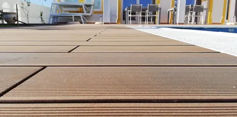 Terrasse composite CDECK — Tour de piscine, coloris Bois Rouge