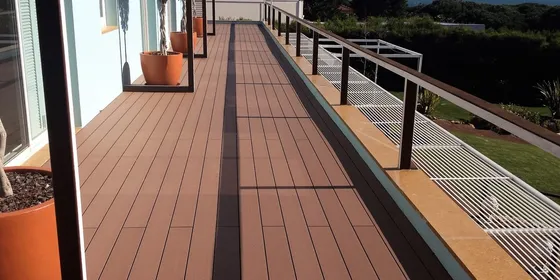 Varanda com deck compósito CDECK Original® cor Redwood
