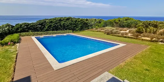 Tarima composite CDECK Original® junto a una piscina