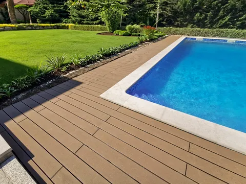 Terrasse composite CDECK — Tour de piscine, coloris Bois Rouge