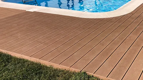 Terrasse composite CDECK — Tour de piscine, coloris Bois Rouge