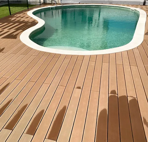 Terrasse composite CDECK — Tour de piscine, coloris Bois Rouge