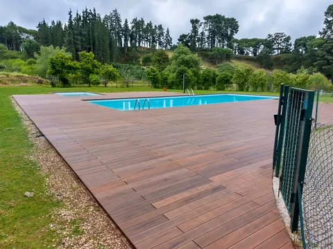 Terrasse composite CDECK — Tour de piscine, coloris American Walnut