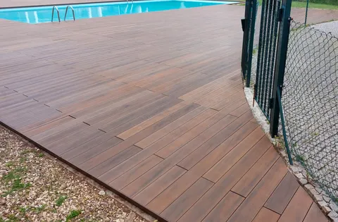 Terrasse composite CDECK — Tour de piscine, coloris American Walnut
