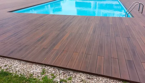 Terrasse composite CDECK — Tour de piscine, coloris American Walnut