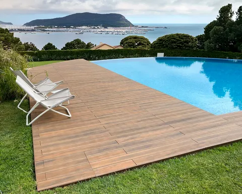 Terrasse composite CDECK — Tour de piscine, coloris American Walnut
