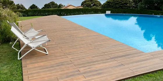 Tarima composite CDECK WUUDE® junto a una piscina
