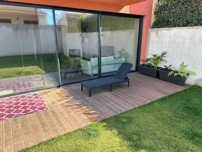 Terrasse CDECK WUUDE® American Walnut dans un jardin résidentiel à Matosinhos.