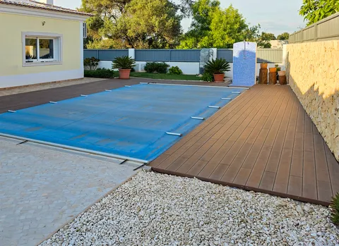 Terrasse composite CDECK — Tour de piscine, coloris American Walnut
