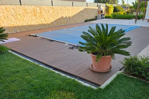 Terrasse composite CDECK — Tour de piscine, coloris American Walnut