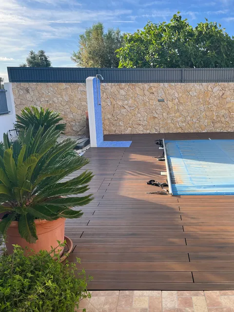 Terrasse composite CDECK — Tour de piscine, coloris American Walnut