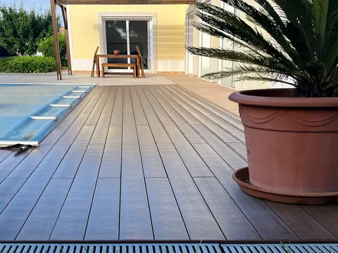 Terrasse composite CDECK — Tour de piscine, coloris American Walnut