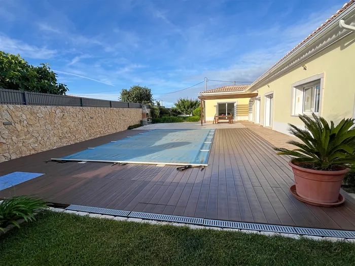 Terrasse CDECK WUUDE® American Walnut menant à une piscine bâchée, en Algarve.