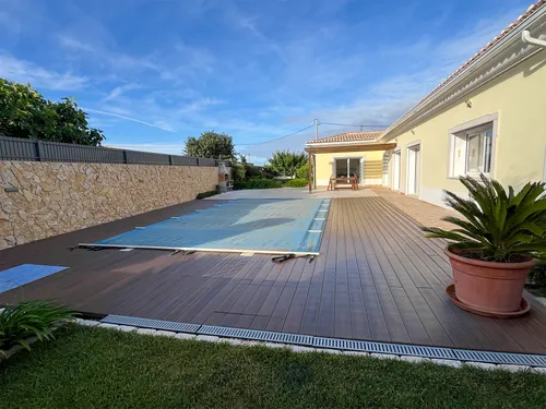 Terrasse CDECK WUUDE® American Walnut menant à une piscine bâchée, en Algarve.