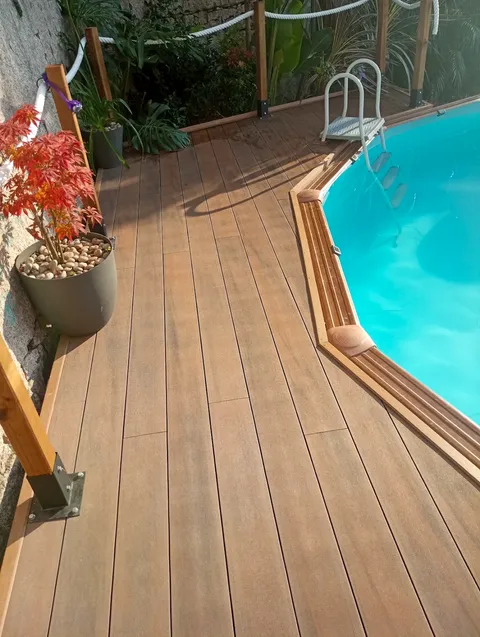 Tarima composite CDECK — Borde de piscina, color American Walnut