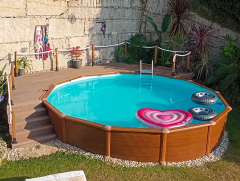 Tarima composite CDECK — Borde de piscina, color American Walnut