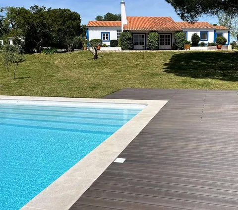 Terrasse composite CDECK — Tour de piscine, coloris Dark Walnut