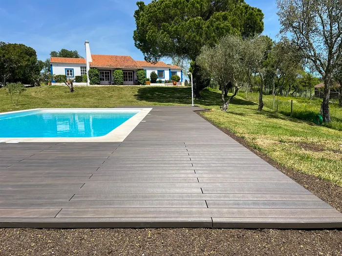 Terrasse composite CDECK WUUDE® Dark Walnut menant à la piscine, maison portugaise à Santiago do Cacém.