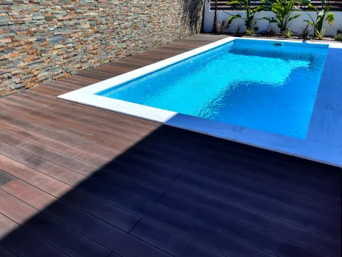 Terrasse composite CDECK — Tour de piscine, coloris Dark Walnut