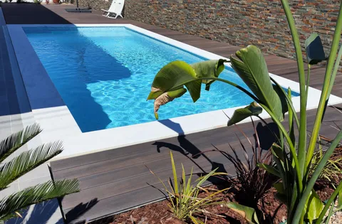 Terrasse composite CDECK — Tour de piscine, coloris Dark Walnut