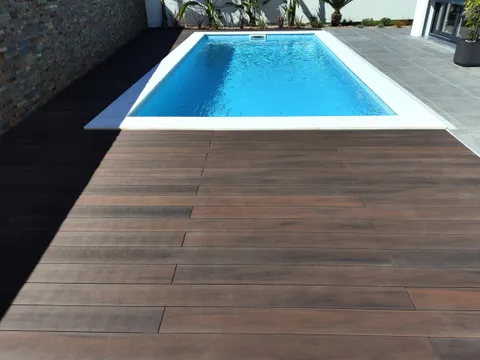 Terrasse composite CDECK — Tour de piscine, coloris Dark Walnut